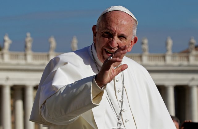139/5000 El Papa Francisco saluda al final de la audiencia general del miércoles en la plaza de San Pedro en el Vaticano el 22 de noviembre de 2017. REUTERS / Max Rossi