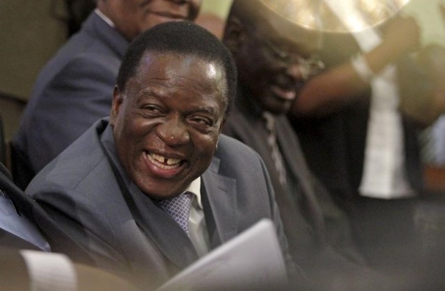 El vicepresidente de Zimbabue, Emmerson Mnangagwa, en el parlamento de Harare el 25 de agosto de 2015. REUTERS / Philimon Bulawayo