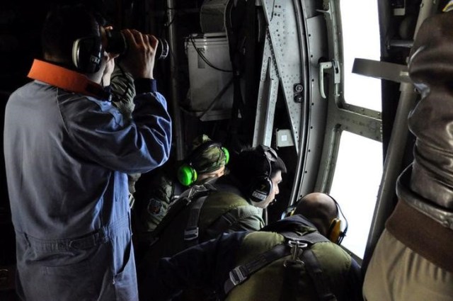 Efectivos de la Armada argentina miran hacia el mar durante un vuelo en busca del submarino perdido ARA San Juan. ARMADA ARGENTINA/Handout via REUTERS