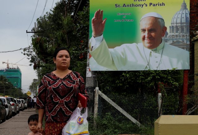 El póster del Papa Francisco se ve frente a la Parroquia de San Antonio en Yangón, Myanmar, el 23 de noviembre de 2017. REUTERS / Soe Zeya Tun