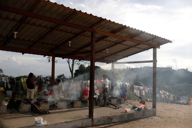 Members of the indigenous Warao people from the Orinoco Delta in eastern Venezuela, make food at a shelter in Pacaraima, Roraima state, Brazil November 15, 2017. Picture taken November 15, 2017. REUTERS/Nacho Doce