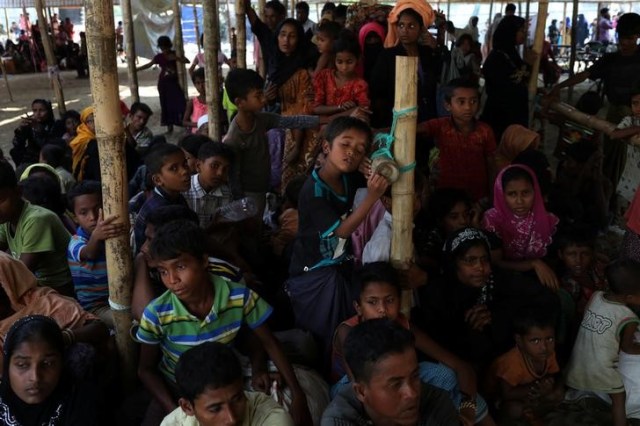 En la imagen, refugiados rohinyá esperan en un centro de asistencia tras cruzar la frontera de Myanmar con Bangladés en la zona de Teknaf, el 23 de noviembre de 2017. REUTERS/Susana Vera