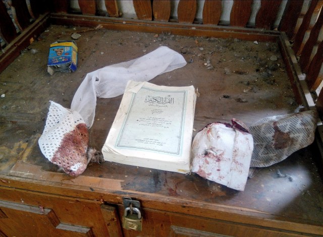 Se ve un Corán y restos de objetos personales de las víctimas de la explosión en la mezquita de Al Rawdah en Bir Al-Abed, Egipto, el 25 de noviembre de 2017. REUTERS / Mohamed Soliman