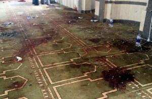 Autores de masacre en mezquita egipcia llevaban bandera de Estado Islámico