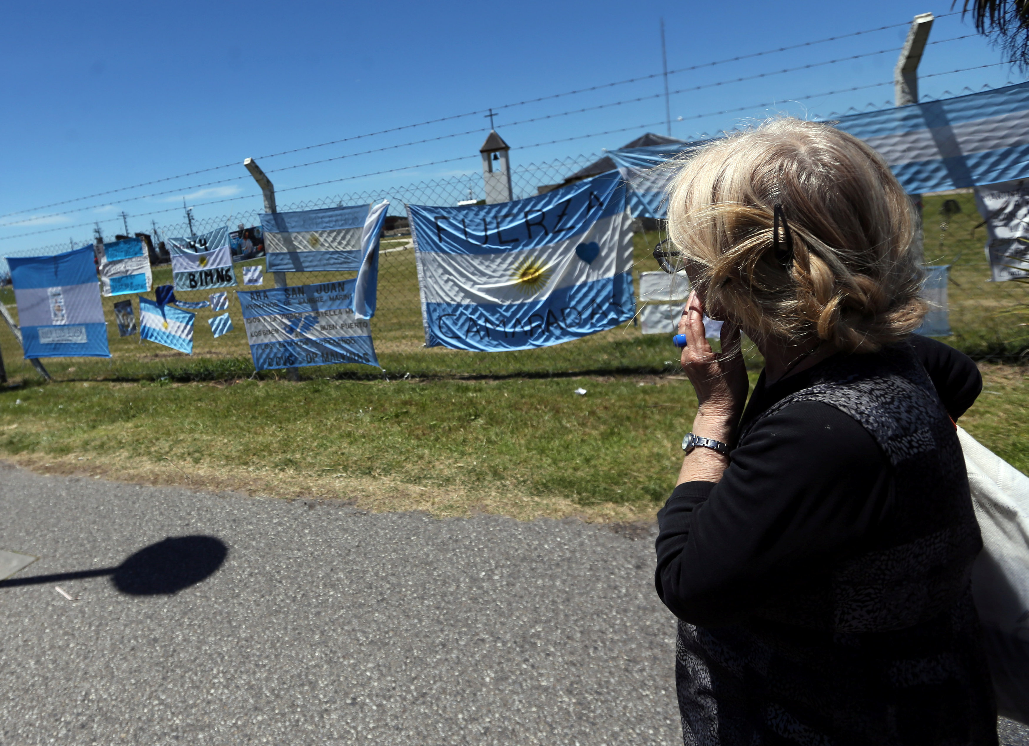 Familiares de tripulantes del submarino argentino perdido piden a Macri seguir la búsqueda