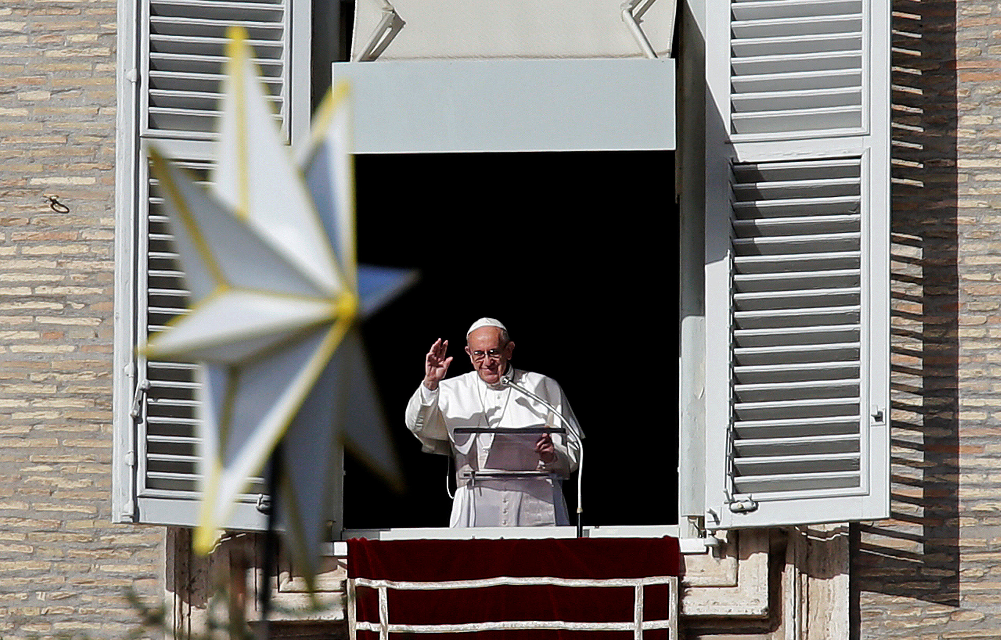 El Papa reza junto a fieles por las víctimas del atentado en Sinaí