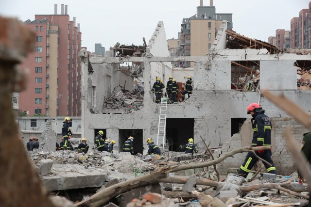 Rescatistas trabajan en el lugar de la explosión en Ningbo, China. 26 noviembre 2017. REUTERS/Stringer