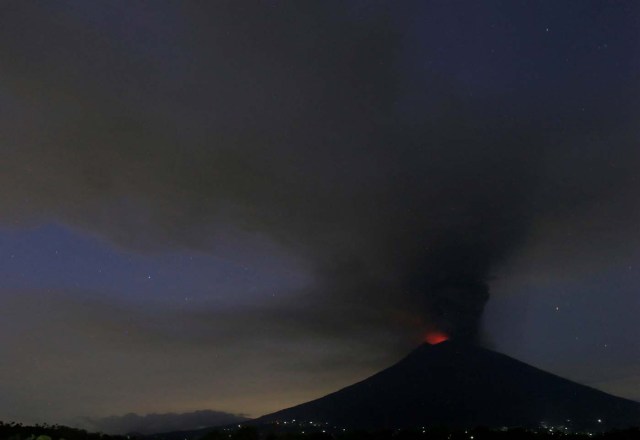 A view of Mount Agung volcano erupting from Kubu, in Karangasem, Bali, Indonesia, November 27, 2017. REUTERS/Johannes P. Christo