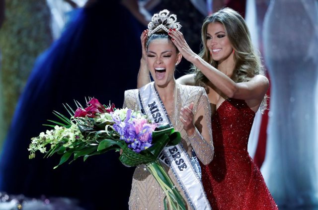 Miss Sudáfrica Demi-Leigh Nel-Peters fue coronada por la Miss Universo 2016 Iris Mittenaere. REUTERS/Steve Marcus