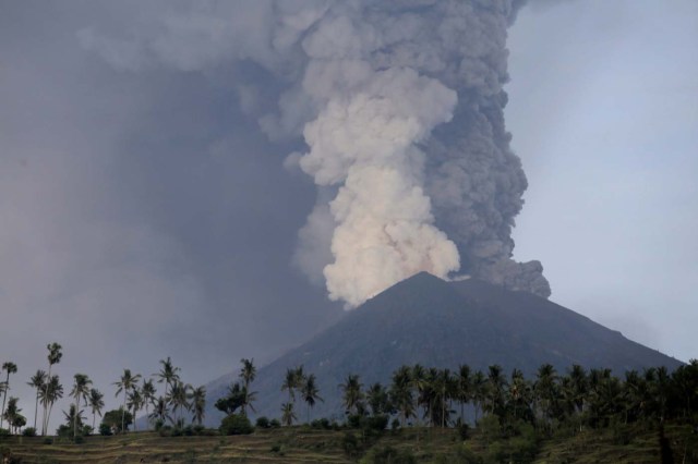 Una toma del volcán Monte Agung haciendo erupción desde el poblado Culik en Karangasem, Balii, Indonesia, noviembre 27, 2017. REUTERS/Johannes P. Christo