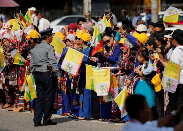 La gente se alinea en la calle mientras esperan la llegada del Papa Francisco a Yangon, Myanmar, el 27 de noviembre de 2017. REUTERS / Jorge Silva