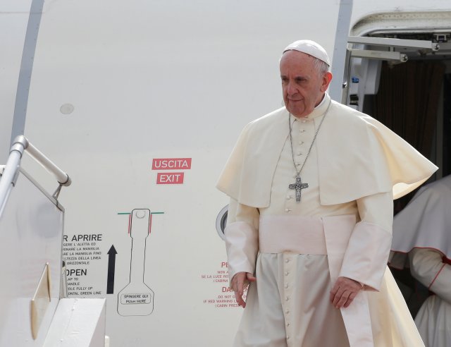 El Papa Francisco llega al aeropuerto internacional de Yangon, Myanmar el 27 de noviembre de 2017. REUTERS / Max Rossi