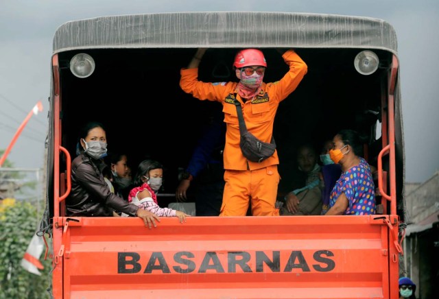 Villagers rescued by National Search and Rescue Agency are seen in a truck, due to the eruption of Mount Agung in Karangasem Bali resort island, Indonesia, November 27, 2017. REUTERS/Johannes P. Christo