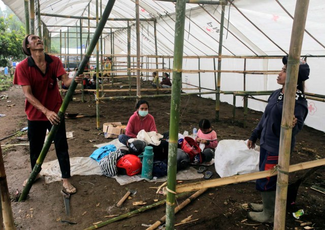 Villagers build make-shift shelter in a refugee camp due to the eruption of Mount Agung in Karangasem, Bali resort island, Indonesia November 27, 2017. REUTERS/Johannes P. Christo