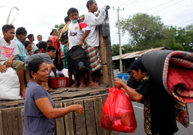 Villagers load their belongings into an evacuation truck in Sukadana village, near Mount Agung, a volcano on the highest alert level, in Karangasem, Bali resort island, Indonesia, November 27, 2017. REUTERS/Nyimas Laula