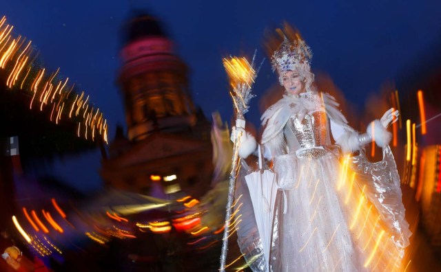 An artist dressed as Ice Queen poses at the opening of the Christmas market at Gendarmenmarkt square in Berlin, Germany, November 27, 2017. REUTERS/Hannibal Hanschke
