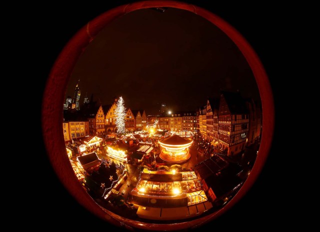 A general view shows the traditional Christmas market in Frankfurt, Germany, November 27, 2017. REUTERS/Kai Pfaffenbach