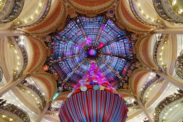 A general view shows a giant Christmas tree and the art deco glass dome in Galeries Lafayette department store in Paris, France, November 27, 2017. REUTERS/Gonzalo Fuentes