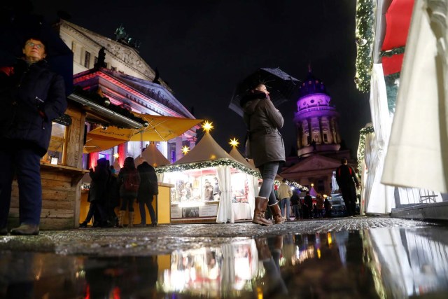 People visit the Christmas Market on Gendarmenmarkt in Berlin, Germany November 27, 2017. REUTERS/Axel Schmidt