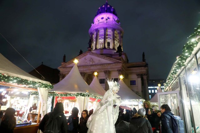 People visit the Christmas Market on Gendarmenmarkt in Berlin, Germany November 27, 2017. REUTERS/Axel Schmidt