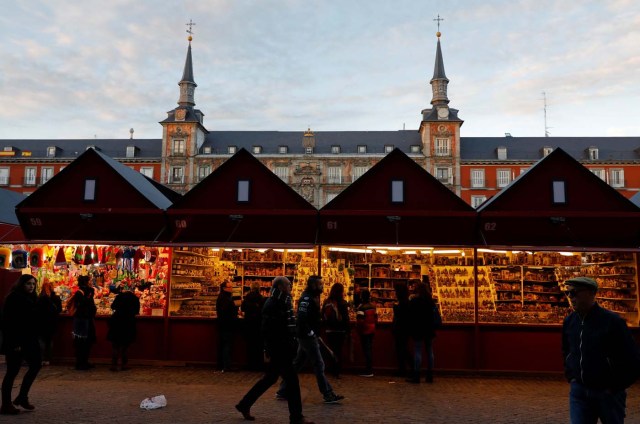Christmas market stalls are seen in the Plaza Mayor in Madrid, Spain, November 27, 2017. REUTERS/Paul Hanna