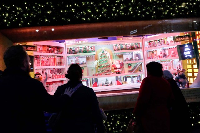 People take a look of Christmas decorations at macy’s headquarters in the Manhattan borough of New York City, New York, U.S., November 27, 2017. REUTERS/Eduardo Munoz