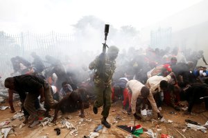La policía lanza gas lacrimógeno a opositores ante investidura de Kenyatta
