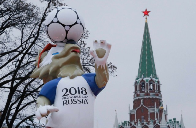 La mascota oficial de la Copa Mundial de la FIFA 2018 Rusia, Zabivaka, está en exhibición cerca de una torre del Kremlin en el centro de Moscú, Rusia 29 de noviembre de 2017. REUTERS / Sergei Karpukhin