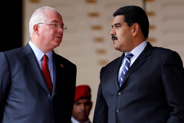 FILE PHOTO: Venezuela's President Nicolas Maduro (R) speaks with Venezuela's Foreign Minister Rafael Ramirez during the handover ceremony of the Secretary General of the Union of South American Nations (UNASUR) in Caracas September 11, 2014. REUTERS/Carlos Garcia Rawlins/File Photo