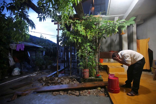 Mohamed Amin, de 55 años, se lava la cara antes de rezar en el patio de su casa en San Cristóbal de las Casas, el 15 de agosto de 2015.