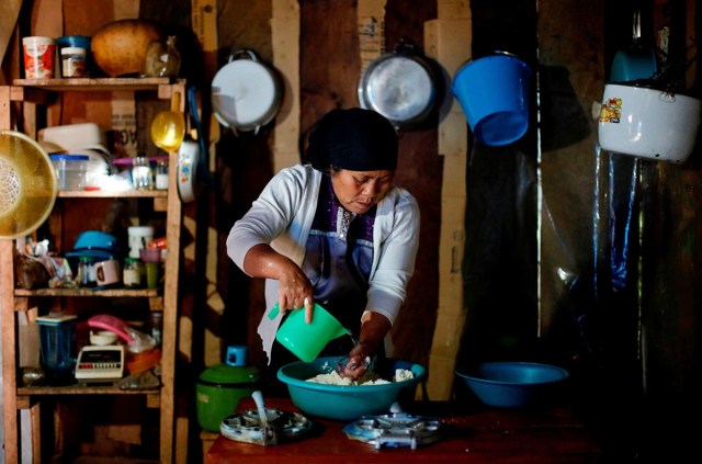 Karima Gomez, de 66 años, prepara tortillas en su casa, San Cristóbal de las Casas, el 12 de agosto de 2015