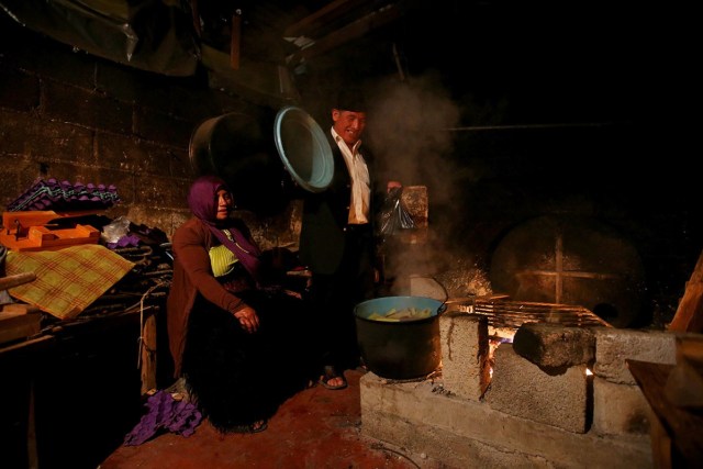 Mohamed Amin, de 55 años, y su esposa Monida, de 53, preparan tamales tradicionales, San Cristóbal de las Casas, el 15 de agosto de 2015.