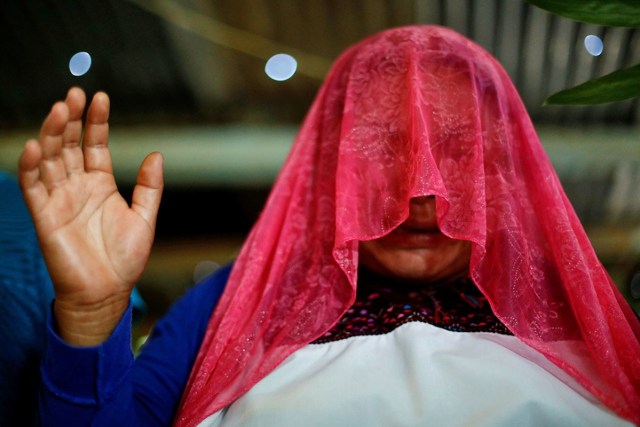 Una musulmana reza en un encuentro entre evangelistas y musulmanes en una iglesia evangelista en San Juan Chamula, el 14 de agosto de 2015.