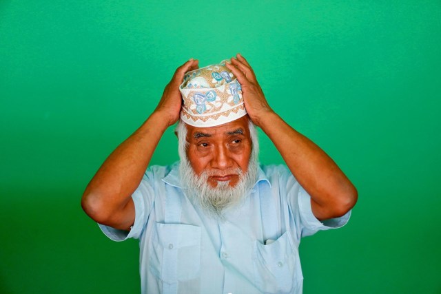Umar, de 64 años, exsacerdote evangelista, se convirtió en islam en los años noventa y sirve de un puente entre los cristianos y los musulmanes locales. "Me gusta estar limpio y cambiarme la ropa", explica. "Es una religión limpia y es lo que me atrajo en un primer momento".