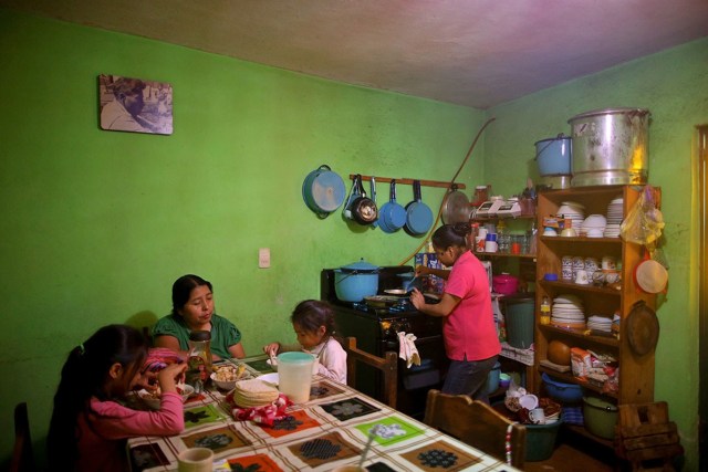 Soraya, de 25 años, prepara el desayuno, San Cristóbal de las Casas, el 11 de agosto de 2017.