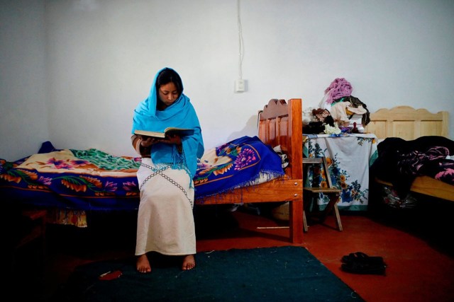 Anisa, de 20 años, lee el Corán.