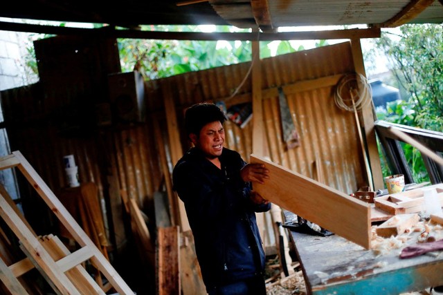 Mustafa, un carpintero de 42 años, trabaja en San Cristóbal de las Casas, el 11 de agosto de 2017.