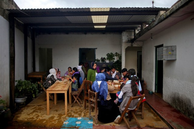 Musulmanes almuerzan tras participar en el rezo del viernes en la mezquita de la comunidad musulmana Ahmadiyya, San Cristóbal de las Casas, el 11 de agosto.