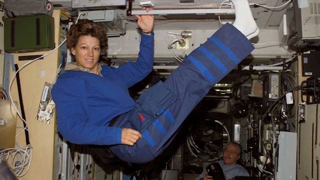 Eileen M. Collins. Esta piloto de pruebas de la Fuerza Aérea de EE.UU. y astronauta de la NASA escribió una importante página en la historia de la cosmonáutica al convertirse en la primera mujer comandante de un transbordador espacial.