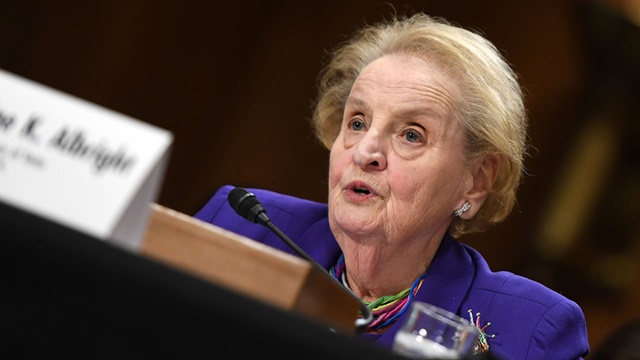 Madeleine Albright. Originaria de Praga (actual República Checa), esta política fue la primera secretaria de Estado en la historia de EE.UU. y ejerció ese cargo durante el segundo mandato de Bill Clinton.