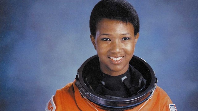 Mae Jemison. Esta ingeniera, médica y astronauta se convirtió en la primera mujer afroamericana en conquistar el espacio en 1992, cuando realizó un viaje a la órbita terrestre en el trasbordador espacial Endeavour.
