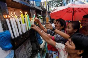 Los cementerios filipinos se llenan de color en el Día de los Difuntos