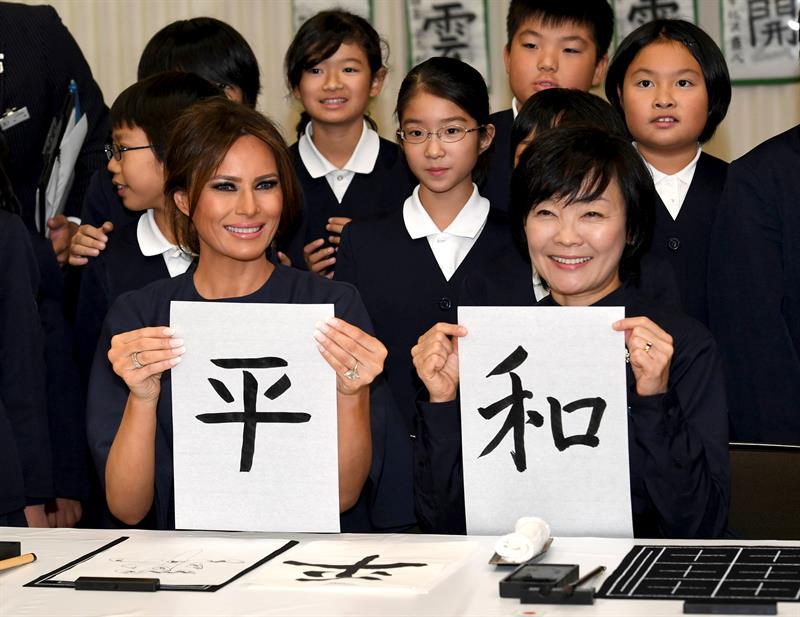 Melania Trump practica caligrafía japonesa en una escuela de Tokio (Fotos)