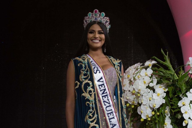 CAR013. CARACAS (VENEZUELA), 09/11/2017. La morena Sthefany Gutiérrez, representante del estado Delta Amacuro (noreste), posa para fotos después de ser coronada como la reina del certamen de belleza nacional Miss Venezuela hoy, jueves 09 de noviembre del 2017, en la ciudad de Caracas (Venezuela). Gutiérrez recibió la corona de la también morena Keisy Sayago, que partirá en los próximos días a Estados Unidos para representar al país caribeño en el Miss Universo. EFE/Nathalie Sayago