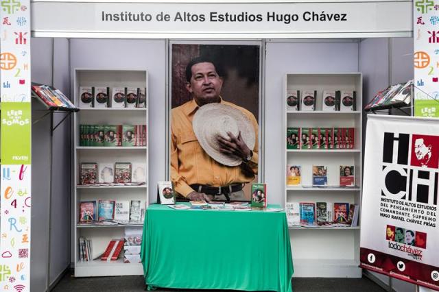 Un grupo de libros son vistos en la caseta del "Instituto de Altos Estudios Hugo Chavez" este, viernes 10 de noviembre de 2017, en la Feria Internacional del Libro de Venezuela (Filven), en la ciudad de Caracas (Venezuela). Los libros del difunto presidente Hugo Chávez en español y traducidos al ruso, las biografías y semblanzas de Lenin y las retrospectivas de los 100 años de la revolución soviética son, junto a la caseta de Corea del Norte, las estrellas de la Feria Internacional del Libro de Venezuela (Filven), que arrancó este jueves en Caracas. EFE/MIGUEL GUTIERREZ