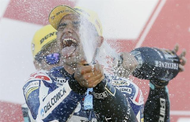 El español Jorge Martín (Honda) celebra con cava en el podio tras adjudicarse la victoria en el Gran Premio de la Comunidad Valenciana de Moto3 que se ha disputado en el circuito "Ricardo Tormo" de Cheste, por delante de sus compatriotas Joan Mir (Honda) y Marcos Ramírez (KTM). EFE/Kai Forsterling