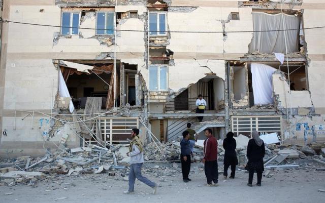 Edificio dañado tras el terremoto de 7,3 grados en la escala Richter registrado anoche en la frontera entre Irán e Irak, en Darbandikhan, cerca de la ciudad de Solimania (Irak) hoy 13 de noviembre de 2017. EFE/ Afan Abdulkhaleq