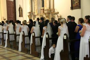 ¡OMG! Más de 100 parejas se casaron bien apretaditos en una iglesia de Paraguay (+fotos)