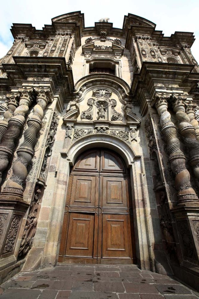 ACOMPAÑA CRÓNICA: ECUADOR PATRIMONIO. QUI05. QUITO (ECUADOR) 16/11/2017.- Vista de la iglesia de la Compañía de Jesús, una de las joyas del barroco, hoy, jueves 16 de noviembre de 2017, en Quito (Ecuador). Quito, ese "edén de maravillas, poblado de mil versos y canciones", como reza una tradicional canción en honor a la capital ecuatoriana, acuna en su seno un centro colonial vivo y dinámico, que ha sumado un nuevo reconocimiento internacional, esta vez por la conservación de su patrimonio cultural. EFE/José Jácome