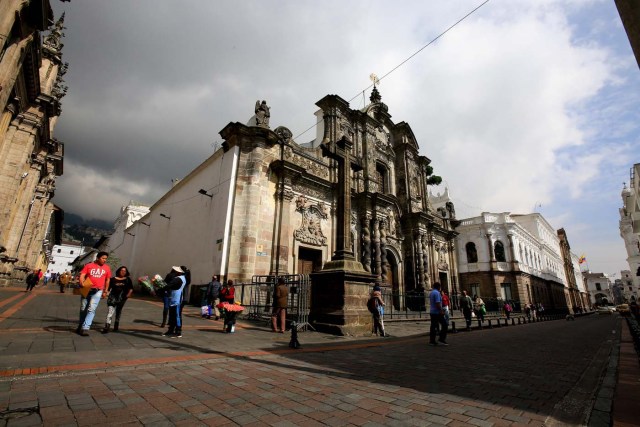 ACOMPAÑA CRÓNICA: ECUADOR PATRIMONIO. QUI01. QUITO (ECUADOR) 16/11/2017.- Vista de la iglesia de la Compañía de Jesús, una de las joyas del barroco, hoy, jueves 16 de noviembre de 2017, en Quito (Ecuador). Quito, ese "edén de maravillas, poblado de mil versos y canciones", como reza una tradicional canción en honor a la capital ecuatoriana, acuna en su seno un centro colonial vivo y dinámico, que ha sumado un nuevo reconocimiento internacional, esta vez por la conservación de su patrimonio cultural. EFE/José Jácome